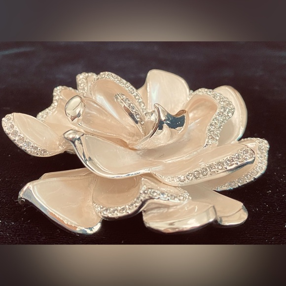 Vintage QVC Joan Rivers Classics Collection Limited Edition Pavè Gardenia Pin - Picture 3 of 6